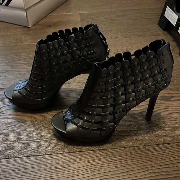 CALVIN KLEIN WOMENS BLACK HEELS
